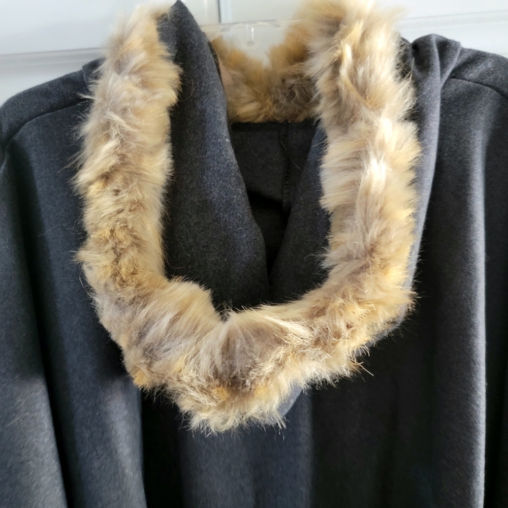 Poncho - Picture 4 of 8